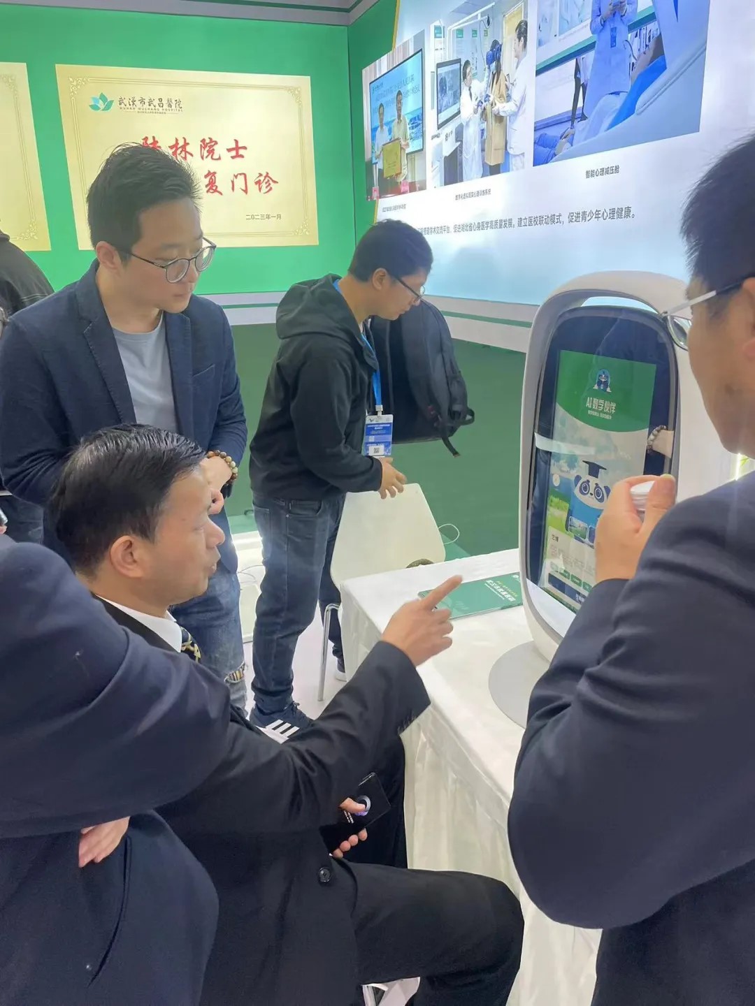 16个重点项目集中签约 AI成果亮相2025年健博会