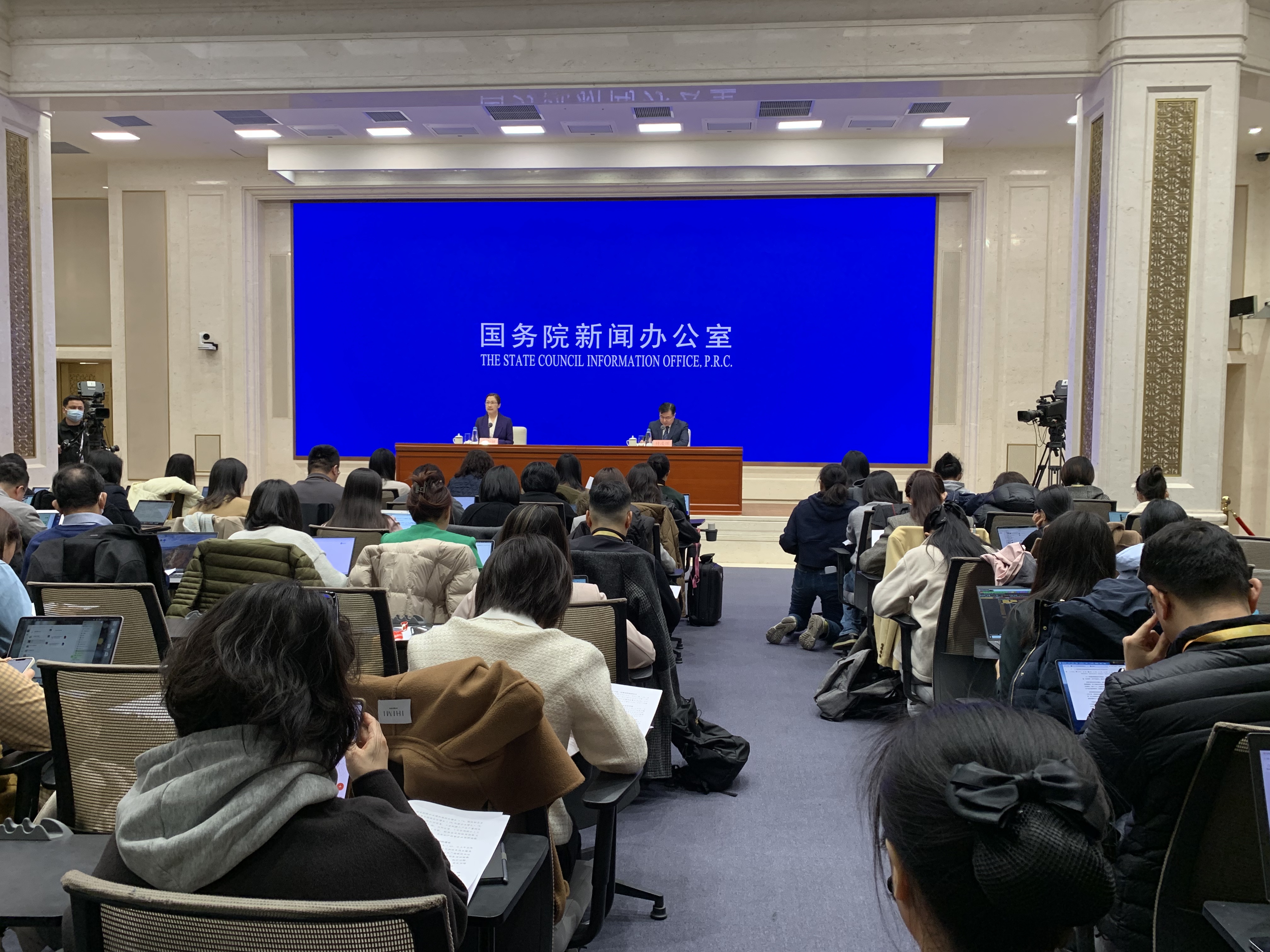 四月国民经济“成绩单”：顶住压力稳定增长 延续向新向好态势
