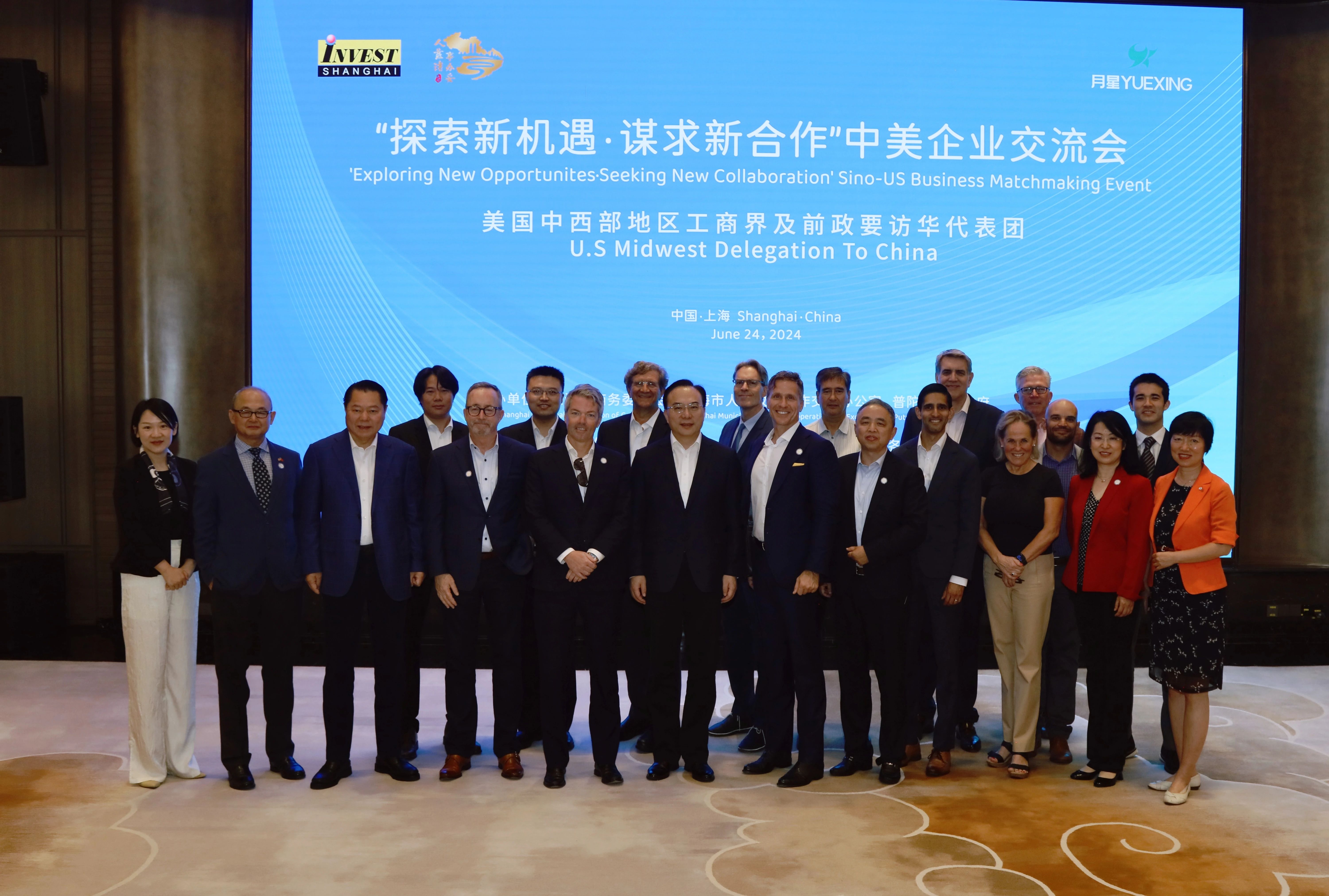 李强出席2025年夏季达沃斯论坛工商界代表座谈会