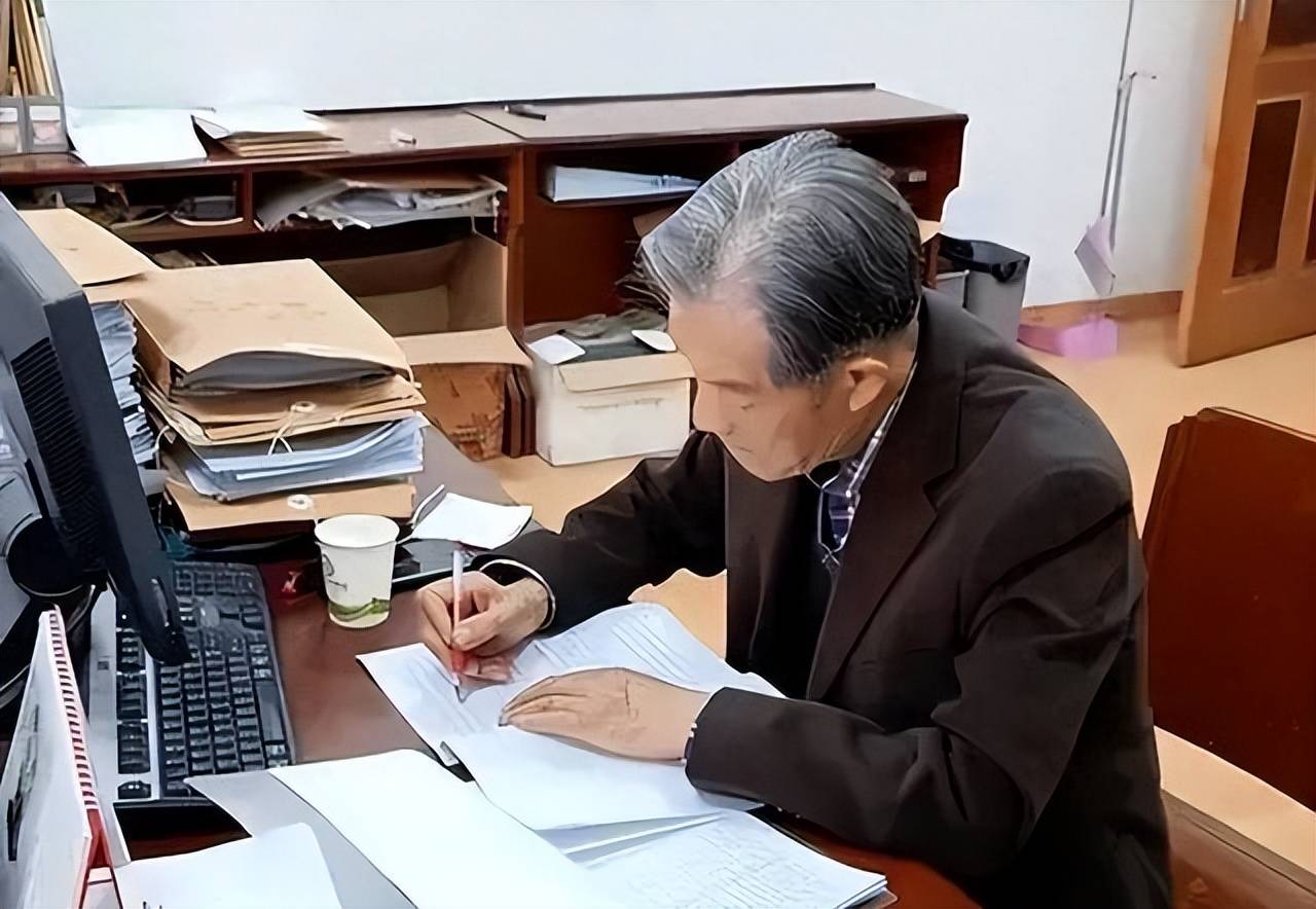刚刚“提前”退休辞去董事长职务后 荣晟环保实控人冯荣华被采取强制措施