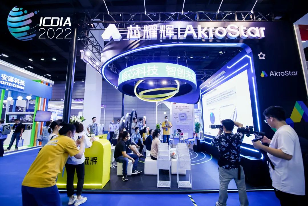 中国电子与中国华润联合举办“特色工艺”创新青年突击队授旗仪式