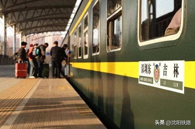 适老化列车伴老人“慢游” 国内现存银发经济相关企业超36.7万家