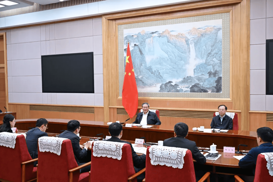 李强主持召开国务院“十五五”规划《纲要草案》编制工作领导小组会议强调 全面贯彻党的二十届四中全会部署 高质量编制“十五五”规划纲要 丁薛祥出席