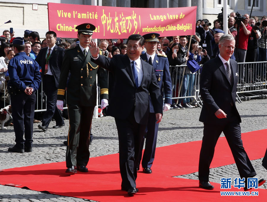 习近平会见汤加国王图普六世