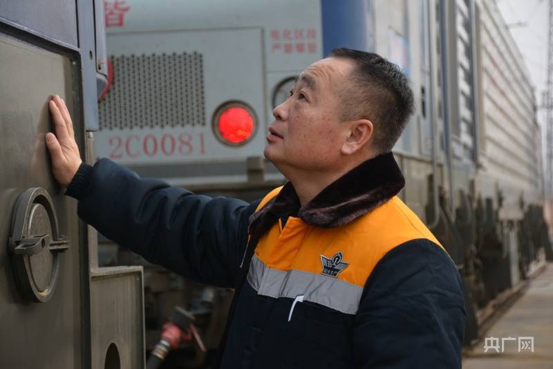 新春走基层丨归家高铁上，硬币立而不倒的“钢轨密码”