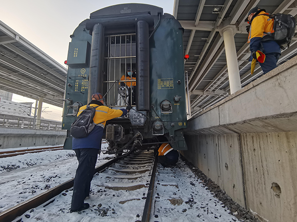 新春走基层丨归家高铁上，硬币立而不倒的“钢轨密码”