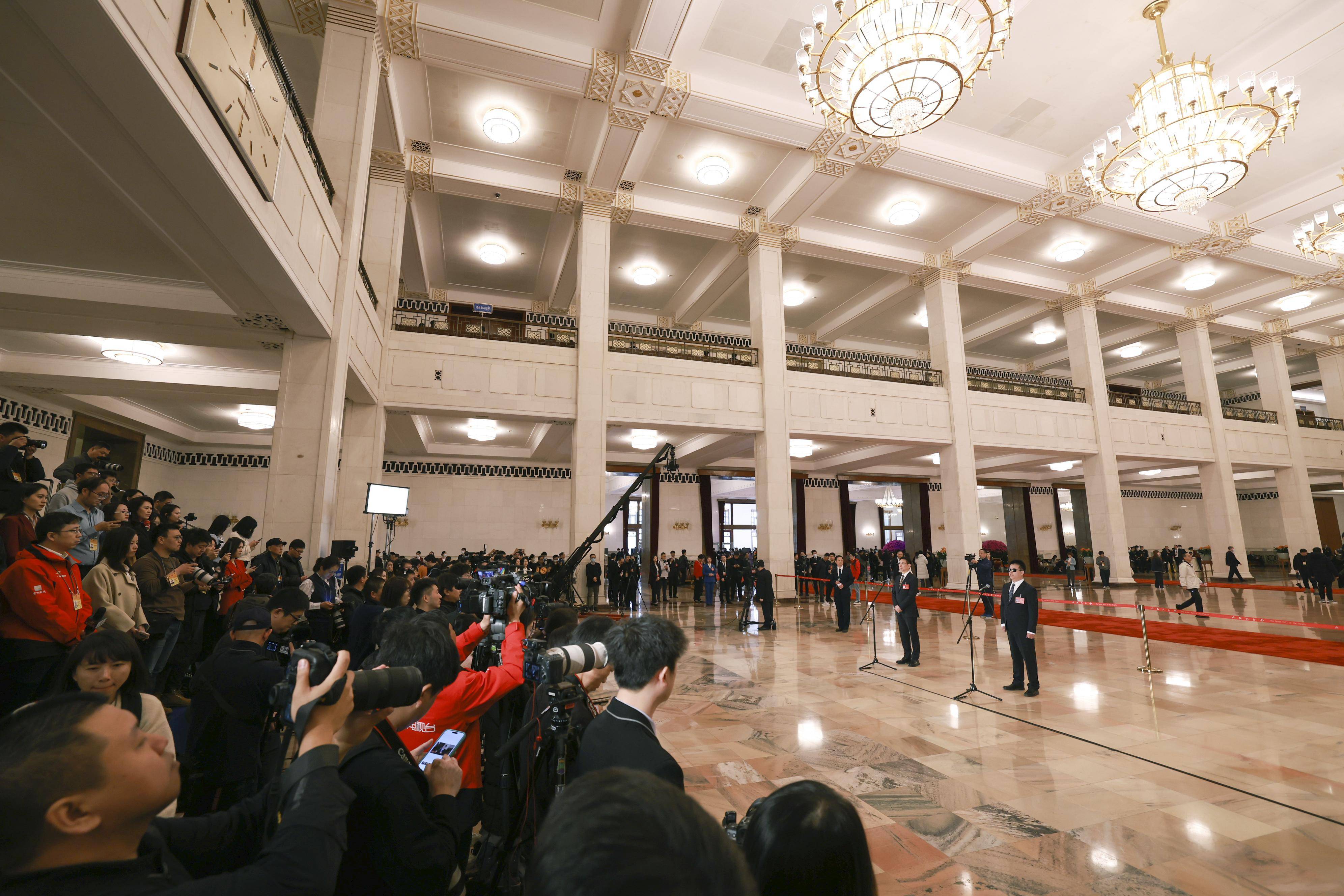 两会现场速递丨教育部部长怀进鹏：大力实施健康教育专项工程 让学生身上有汗、眼里有光