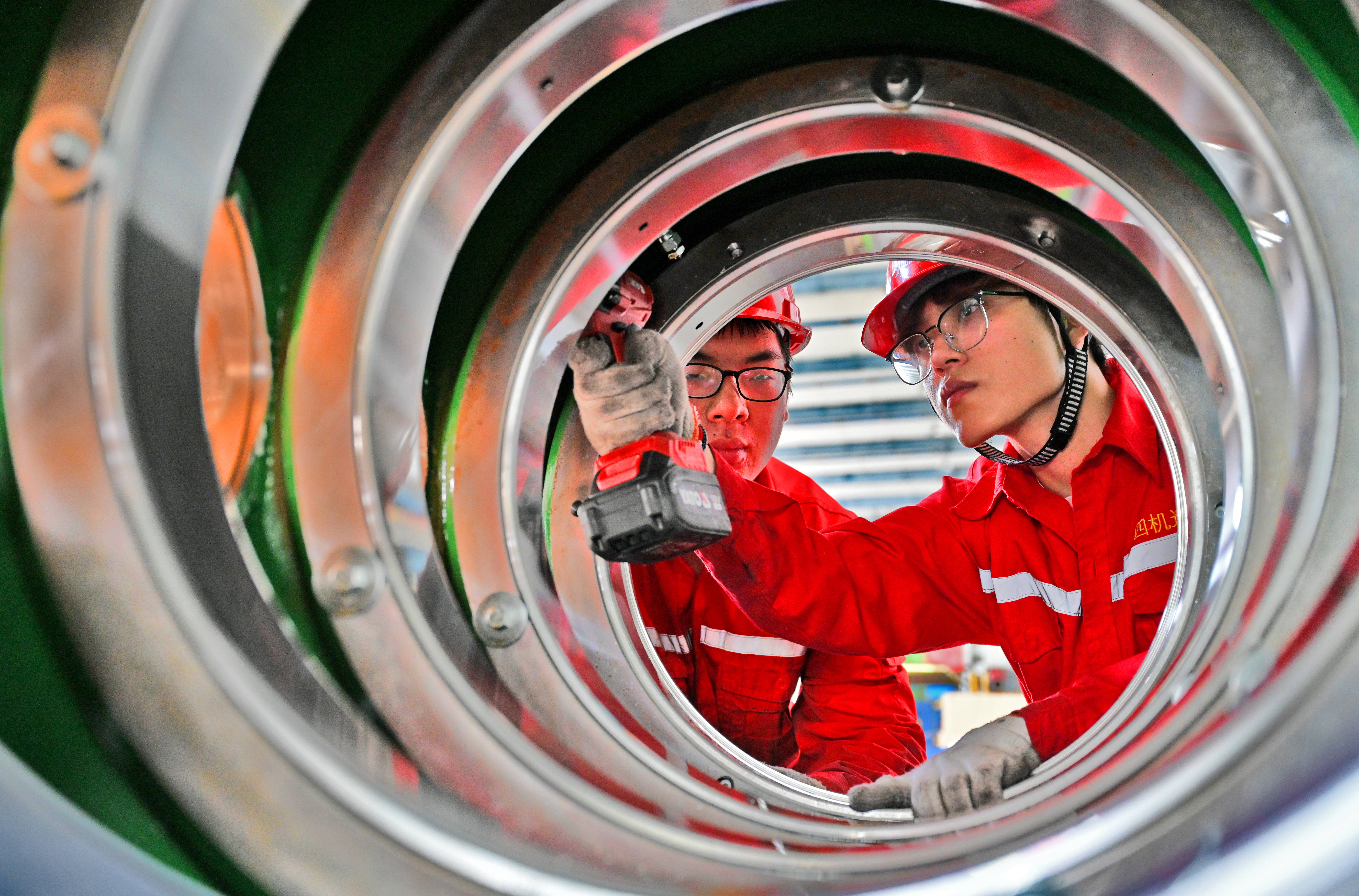 我国首艘集成式大型压裂船正式交付 提升海洋油气开发能力