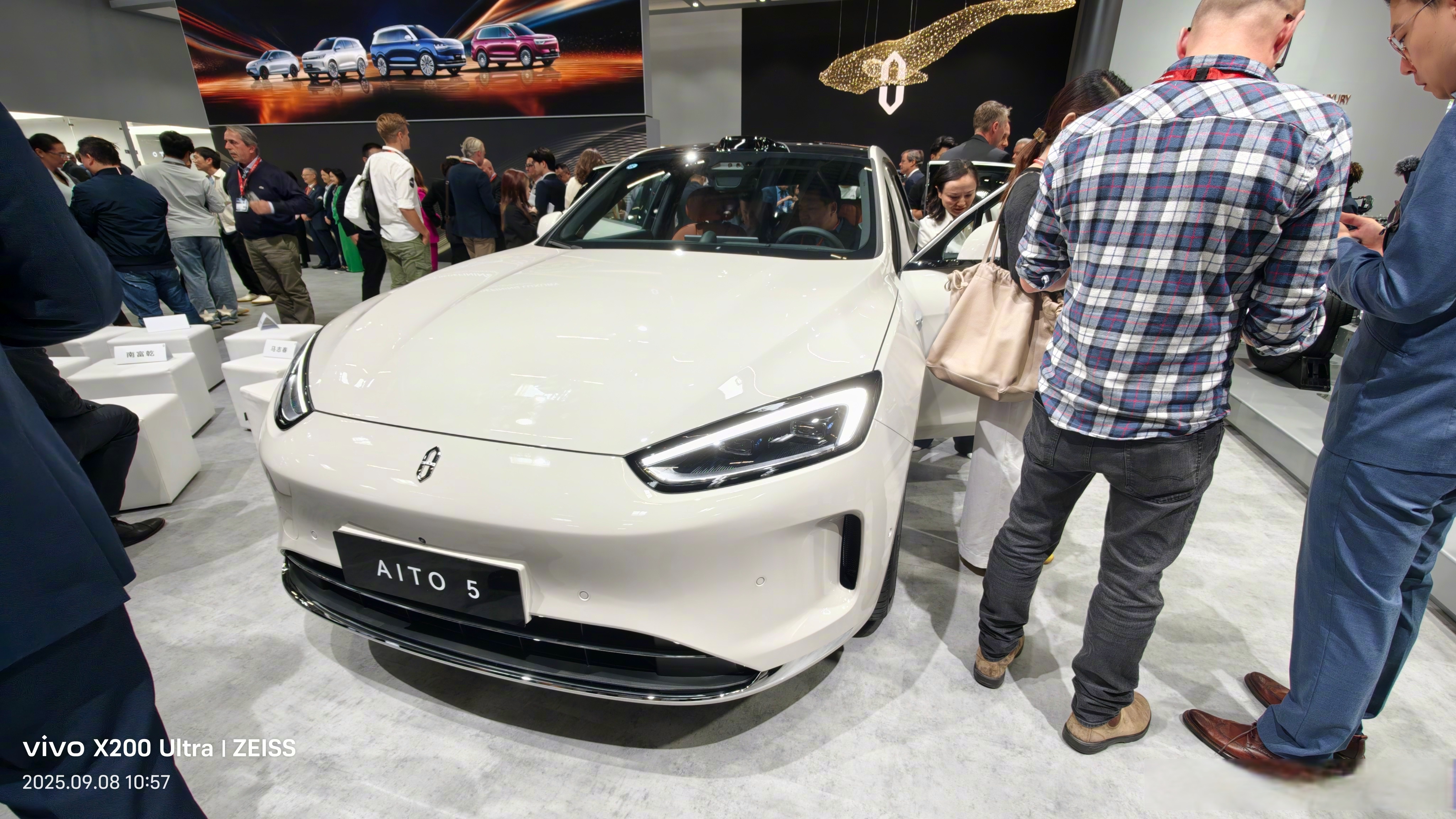 七成募资用于研发 赛力斯冲刺港股