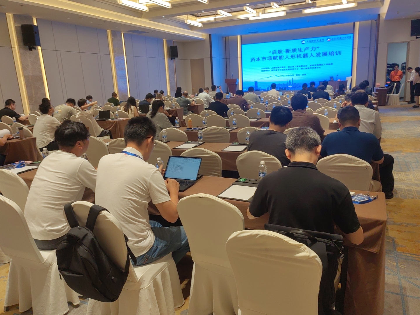 人形机器人“毕业上岗”可期 去年新增机器人相关企业超26万家