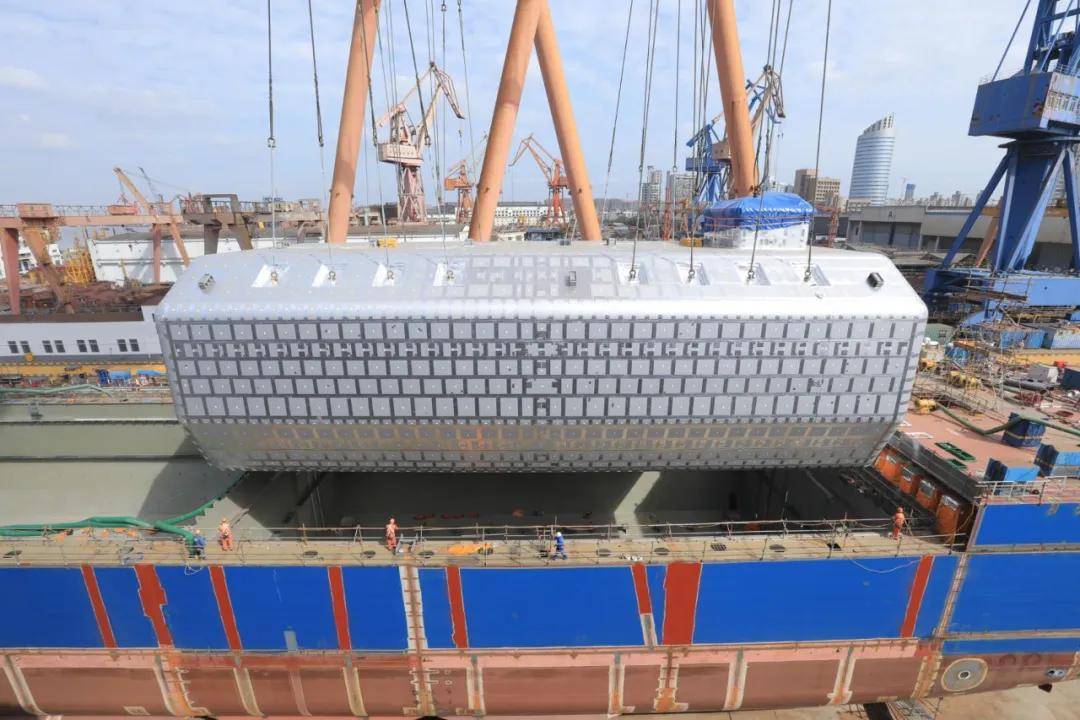 沪东中华：全球最大24000TEU级LNG双燃料动力集装箱船提前交付