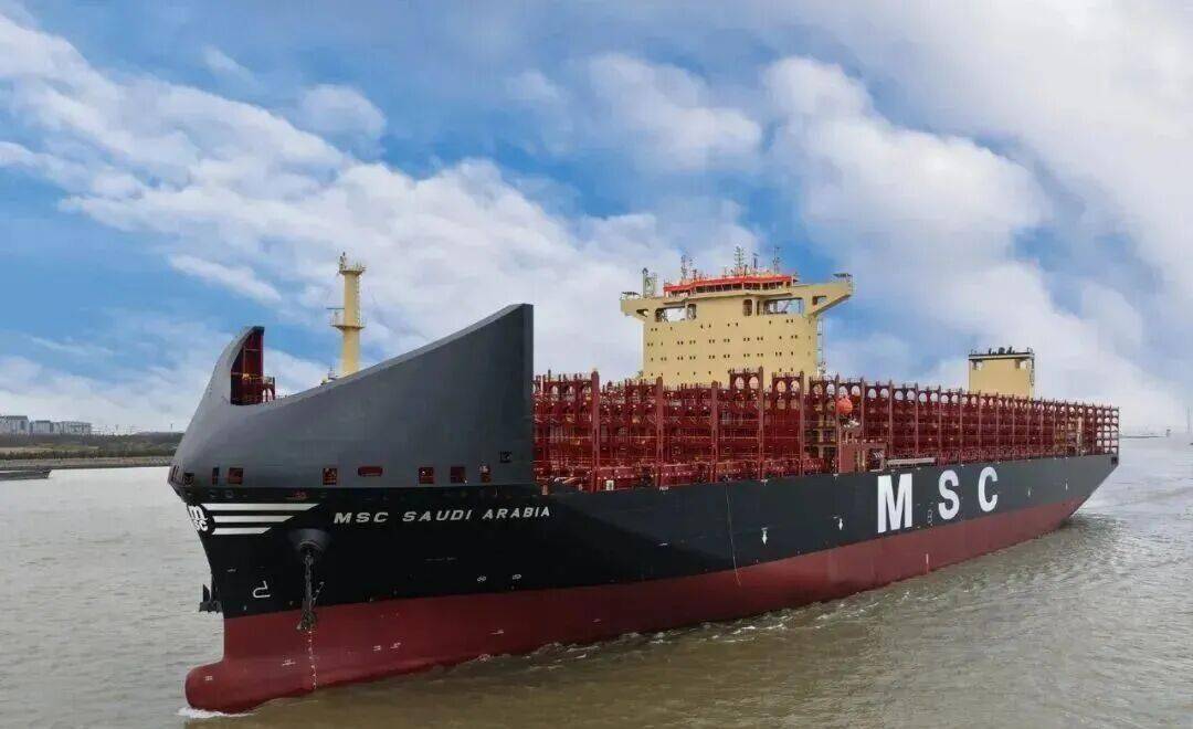 沪东中华：全球最大24000TEU级LNG双燃料动力集装箱船提前交付