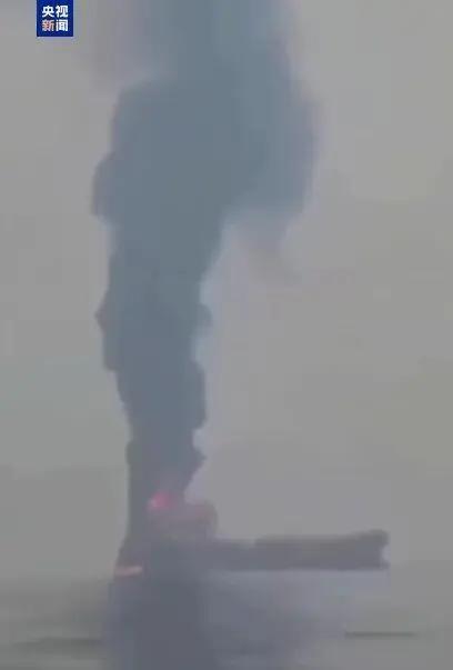 霍尔木兹海峡3月通航量暴跌逾九成